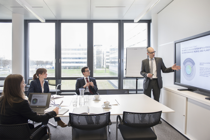 Clariant_Architektur_Menschen3137